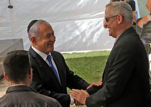 Netanyahu en Gantz ontmoeten elkaar donderdag tijdens de herdenking van wijlen president Shimon Peres. beeld AFP