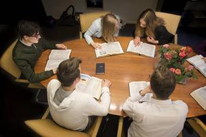 Een catecheet moet zich bewust zijn van wat zijn catechisanten wezenlijk bezighoudt. Dat kan alleen maar als hij streeft naar en tijd inruimt voor echt gesprek en als hij zijn vragen aan hen even goed voorbereidt als zijn uitleg van wat de kerk belijdt. Archieffoto RD, Henk Visscher