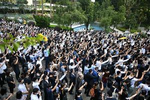 In Hongkong gingen dinsdag opnieuw duizenden mensen de straat op om tegen de regering te protesteren. Een betoger raakte ernstig gewond door een politiekogel. beeld AFP