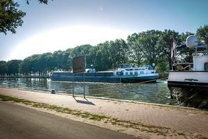 De bijdrage aan de stikstofdepositie van verkeer, industrie en huishoudens is circa 20 procent in de vorm van NOx. Helaas wordt ongeveer de helft van deze emissies veroorzaakt door de scheepvaart. beeld RD, Henk Visscher