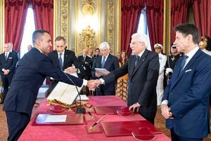 De nieuwe vicepremier Luigi Di Maio (l.) werd donderdag in bijzijn van president Sergio Mattarella (c.) en premier Giuseppe Conte (r.) beëdigd. beeld AFP