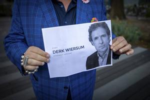 Het nieuws van de moord op strafpleiter Derk Wiersum is hard aangekomen bij de advocatuur. Foto: Richard Korver toonde woensdag een foto van zijn eerder die dag vermoorde collega. beeld ANP, Michel van Bergen