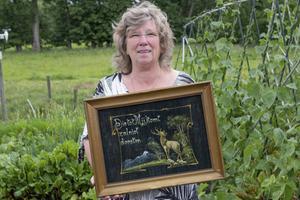 Tineke van der Veen uit Damwoude vond het schilderij met een tekst uit Johannes 6 in een kringloopwinkel in Kollumerzwaag. Ze had de tekst net gelezen in haar Bijbelapp en was erdoor geraakt. beeld Sjaak Verboom