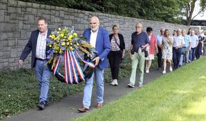 Met een kranslegging werd stilgestaan bij de dood van twintig mannen die 75 jaar geleden in Staphorst werden opgepakt bij een razzia. beeld Eelco Kuiken