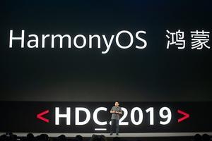 Westerse landen kijken met argusogen naar Huawei. Het bedrijf zou aan de leiband van de Chinese regering lopen en spionage mogelijk maken. beeld AFP