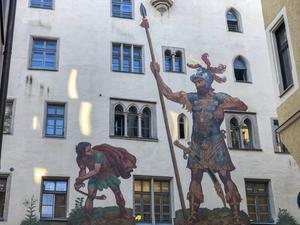 Goliath was zeer waarschijnlijk een elitestrijder van een van de strijdwagens van de Filistijnen. Foto: Goliathhaus in Regensburg. beeld iStock