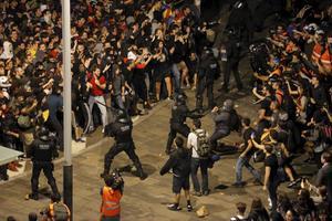 Betogers blokkeerden maandag onder andere de luchthaven van Barcelona, uit protest tegen de veroordeling van een aantal Catalaanse leiders. beeld AFP, Paul Barrena