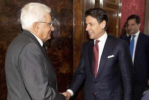 De Italiaanse president Sergio Mattarella en vertrekkend minister-president Giuseppe Conte. beeld EPA