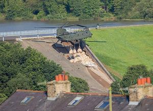 De stuwdam bij Whaley Bridge is voor een deel ingestort en gevreesd wordt dat het dorp snel onder water loopt als de dam het begeeft. beeld AFP