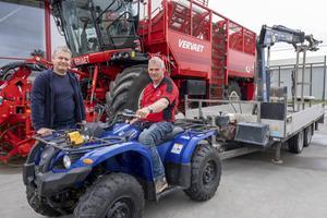 Bennie Poppe (r.), samen met zijn werkgever Edwin Vervaet. „ Ik blijf best kwetsbaar en ben nooit helemaal zonder pijn.” beeld Dirk-Jan Gjeltema