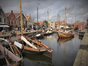 Blik op de Oude Haven. Bunschoten zoekt een politieke uitweg, na het uiteenvallen van het CU-VVD-college. De bestuurscrisis is, na voetbal, hét gespreksonderwerp in het dorp.  beeld Gerard ten Voorde