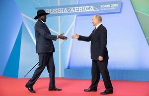 De Zuid-Sudanese president Salva Kir (l.) schudde woensdag op de Rusland-Afrikatop de hand van president Poetin. beeld EPA, Sergei Chirikov