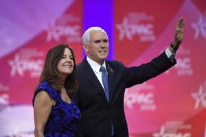 De Billy Graham-regel staat ook wel bekend als de Mike Pence-regel, omdat de vice-president van de VS ervoor kiest om niet alleen te zijn met een andere vrouw dan zijn echtgenote.  beeld AFP, Mandel Ngan