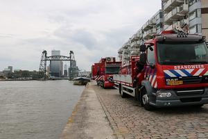 Hulpdiensten aan de Nieuwe Maas. beeld ANP