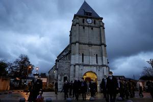 Na de aanslag in Nice kwam de kerk van het Normandische dorp Saint-Etienne-du-Rouvray weer in de belangstelling te staan. De Franse premier Jean Castex bezocht eind vorige maand het bedehuis, waar pater Jacques Hamel in 2016 tijdens een mis werd onthoofd. beeld AFP, Thomas Coex