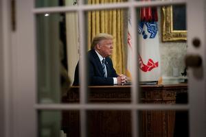 Trump maakt de maatregel bekend. beeld AFP