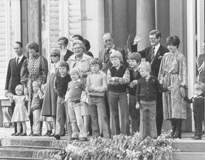 Verjaardagsdefilé in 1977. Op „de stoep.” beeld RD