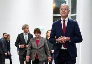 Minister Slob voorafgaand aan de persconferentie bij het Ministerie van Onderwijs, Cultuur en Wetenschap. Het kabinet trekt 460 miljoen euro uit voor salarisverhoging en werkdrukvermindering in het basis- en voortgezet onderwijs. beeld ANP