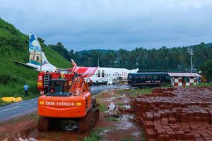Het vliegtuig van Air India Express schoot door op de landingsbaan, gleed 10 meter naar beneden en brak in tweeën. Beeld AFP