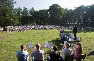 Kerken houden vanwege de coronamaatregelen vaker een dienst in de buitenlucht. Archieffoto: buitendienst van de hervormde gemeente van Ede op Tweede Pinksterdag 2012 op de Ginkelse hei. beeld Herman Stöver