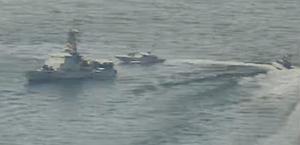 Een op 16 april door de Amerikaanse marine vrijgegeven foto, waarop boten van de Iraanse Revolutionaire Garde te zien zouden zijn, in de nabijheid van een Amerikaans marineschip. beeld EPA, US Navy