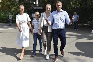 De Russische oppositieleider Aleksej Navalni (r.) en zijn vrouw Yulia (l.) gaan samen met hun twee kinderen tijdens de regionale verkiezingen in 2019 stemmen. beeld AFP, Vasily Maximov