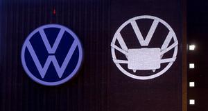 Volkwagenlogo met mondkapje. beeld AFP