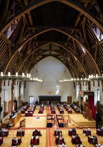 De Eerste Kamer, die vanwege de coronacrisis in de Ridderzaal vergadert, krijgt het recht om wetten terug te sturen naar de Tweede Kamer. Dat stelt minister Ollongren voor een in brief aan de Tweede Kamer. beeld ANP, Bart Maat