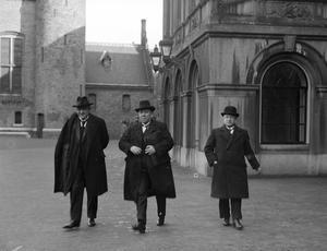 Er wordt wel eens gesuggereerd dat de SGP in 1937 veel stemmen verloren zou hebben aan de NSB, maar daar is géén duidelijk bewijs voor. Foto: Ds. Zandt, ds. Kersten en ir. Van Dis op weg naar de Tweede Kamer. beeld RD