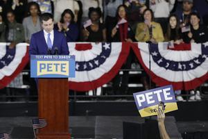 Pete Buttigieg tijdens een campagnebijeenkomst in Iowa. beeld EPA