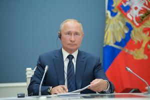 De Russische president Vladimir Poetin tijdens een videoconferentie met leiders van Iran en Turkije om de vestiging in Syrië te bespreken, in Moskou, Rusland, 1 juli 2020. Beeld EPA / Alexei Druzhinin