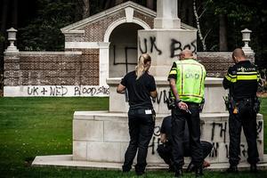De politie onderzoekt de bekladdingen. beeld ANP