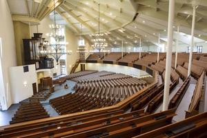 In een kerk met een groot aantal zitplaatsen kun je heel wat gezinnen op een afstand van anderhalve meter bergen. Foto: interieur van kerkgebouw De Hoeksteen van de gereformeerde gemeente in Nederland te Barneveld. beeld RD, Anton Dommerholt