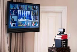 De Europese Unie is vanwege de coronacrisis voornamelijk overgestapt naar digitale bijeenkomsten. Naast de brexitonderhandelingen verlopen ook de vergaderingen van de 27 Europese regeringsleiders via video. beeld AFP, Liselotte Sabroe