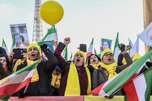 Iraniërs demonstreren in Parijs tegen de situatie in hun thuisland. beeld AFP