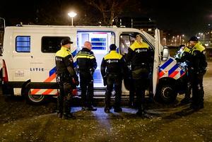 Politieagenten verrichten een aanhouding in de Scheveningse wijk Duindorp, eerder deze maand. beeld ANP
