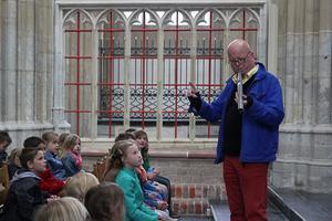 Ab Weegenaar ontvangt schoolkinderen in de Bovenkerk in Kampen. beeld RD, Evert Barten