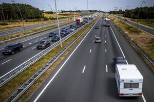Toen Nederland in maart praktisch op slot ging, waren files op de snelwegen een zeldzaamheid. Inmiddels merken weggebruikers dat het verkeer weer is toegenomen.  beeld ANP, Rob Engelaar