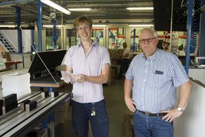 Jan Willem Kasbergen (l.) vouwt platen van acrylaat bij Nedco in Nieuwerkerk aan den IJssel. Rechts zijn baas Klaas van de Wetering. beeld RD, Anton Dommerholt