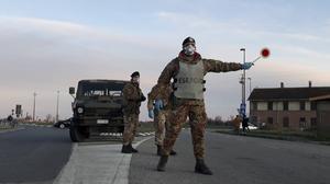 Militairen houden de Italiaanse ‘coronagemeente’ Codogno afgesloten van de buitenwereld. beeld Ewout Kieckens