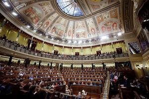 De Spaanse premier Pedro Sanchez (r.) tijdens een toespraak voor het Spaanse parlement. beeld EPA, Emilio Naranjo