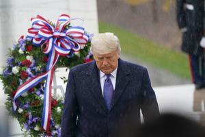 President Trump (foto) en verkozen president Biden woonden woensdag afzonderlijk evenementen op veteranendag bij.  beeld EPA, Chris Kleponis
