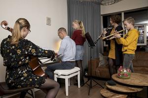 De kerk kan een rol spelen in het stimuleren van muziek in huis, als onderdeel van de huisgodsdienst. „Ook met gedempte, zwakke stem, wordt Gods majesteit geëerd.” beeld RD, Anton Dommerholt