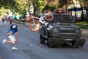 Demonstranten zoeken de confrontatie met de Chileense oproerpolitie. beeld AFP