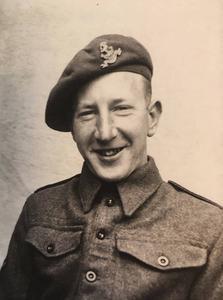 Jim en John, heetten de Engelse militairen die na de bevrijding bij de familie Van de Voort in Lunteren waren ingekwartierd. Het contact is lang gebleven. beeld fam. Schouten