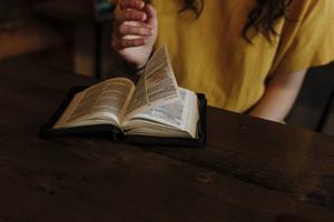Het lezen van de Bijbel of een dagboek is voor veel jongeren met dyslexie een hoge drempel. beeld unsplash