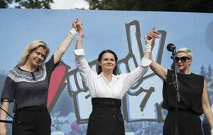 Vrouwen in de strijd: Tsepkalo (l.), Tichanovskaja (m.) en Kolesnikova (r.). beeld EPA/TATYANA ZENKOVICH