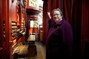 Agnes Hylkema bij de speeltafel van het Müllerorgel in de Sint-Bavo in Haarlem. beeld Sjaak Verboom