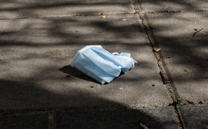 „Als waardeloos vuil belanden mondkapjes in het afval of vallen ze op straat.” beeld iStock
