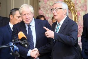 Johnson en Juncker. beeld AFP